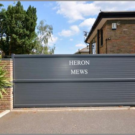 Modern And Cozy 2-Guest Flat With Gated Parking Apartment Kingston upon Thames  Luaran gambar